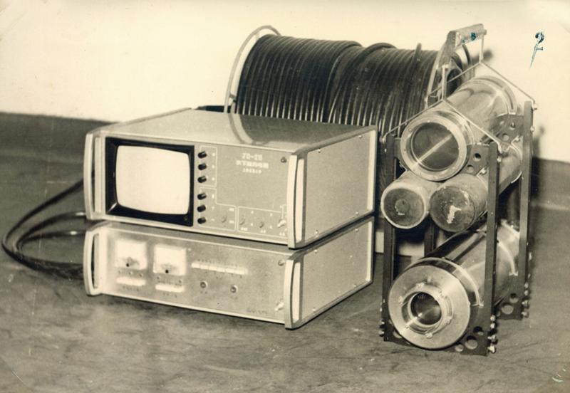 20211215_021834_638.jpg 圖2 1970年代物理教研室教師湯一兵、謝繩武主持研制出中國第一臺水下激光電視_副本.jpg